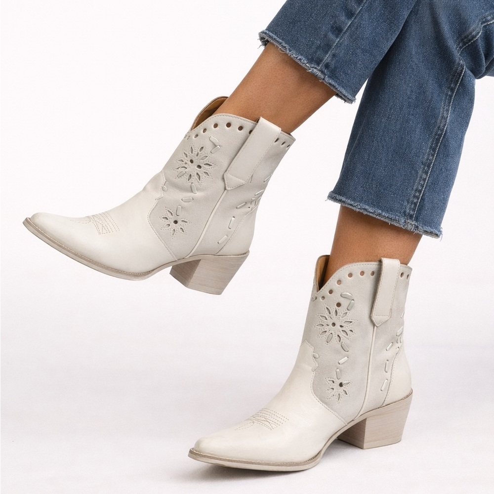 NWT Leather & Suede Dingo White Cowgirl boots with heel. Women’s size 10.